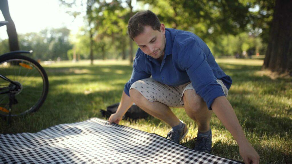 Das Picknick - Still Junge bei Picknickdecke